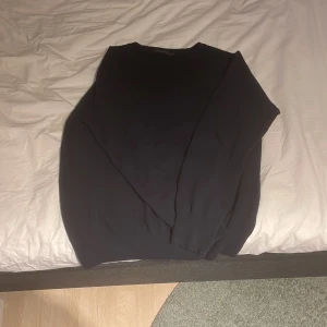 Blå tröja från Oscar Jacobson - Säljer en stilren blå tröja från Oscar Jacobson, tillverkad i Italien. Perfekt för en elegant och avslappnad look. Tröjan har en klassisk design och är i storlek S.