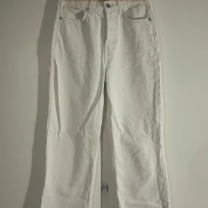 Vita jeans - Snygga vita jeansbyxor i en regular wide passform. Säljer på grund av att de inte passar mig längre💕
