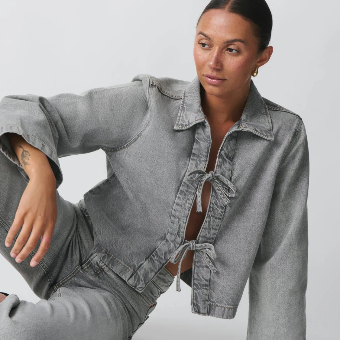 Grå jeansjacka med knyt / gina tricot