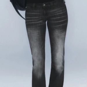 Weekday jeans  - Sleezie jeans från Weekday. Aldrig använda. I färgen swab black. Dem är för stora för mig o därför säljer jag dem. Köpta för 400kr.