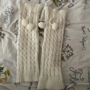 Super gulliga vita benvärmare  - Säljer dem här gulliga stickade benvärmare 🩷