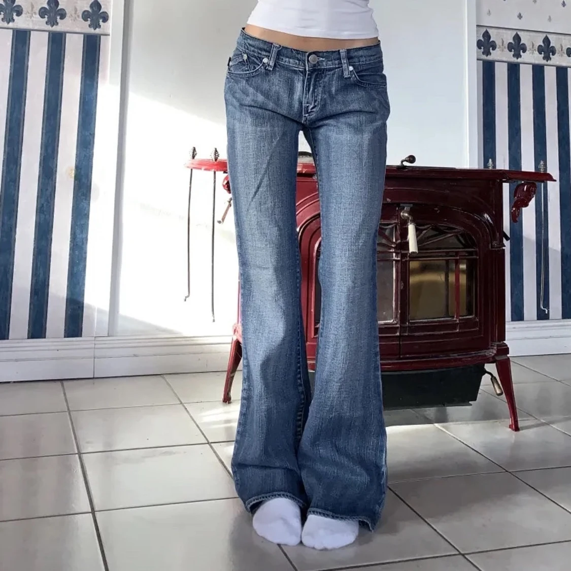 Blå jeans med broderad krona - 2