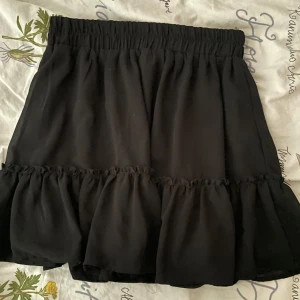 Svart kjol med volang - Säljer söt svart kjol med volang 🩷