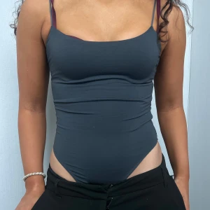 Mörkgrå body  - Snygg grå body från Zara med smala axelband