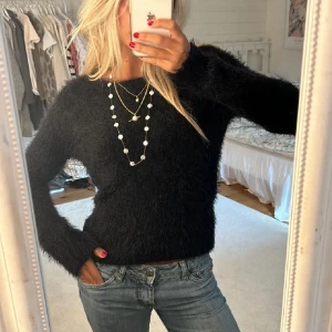 Svart fluffig tröja - Säljer en supermjuk och fluffig svart tröja som är perfekt för fest och middag men också på vardagar. Den har en croppad passform och långa ärmar, vilket gör den både trendig och bekväm. Perfekt att matcha med jeans eller kjol för en stilren look. 🖤