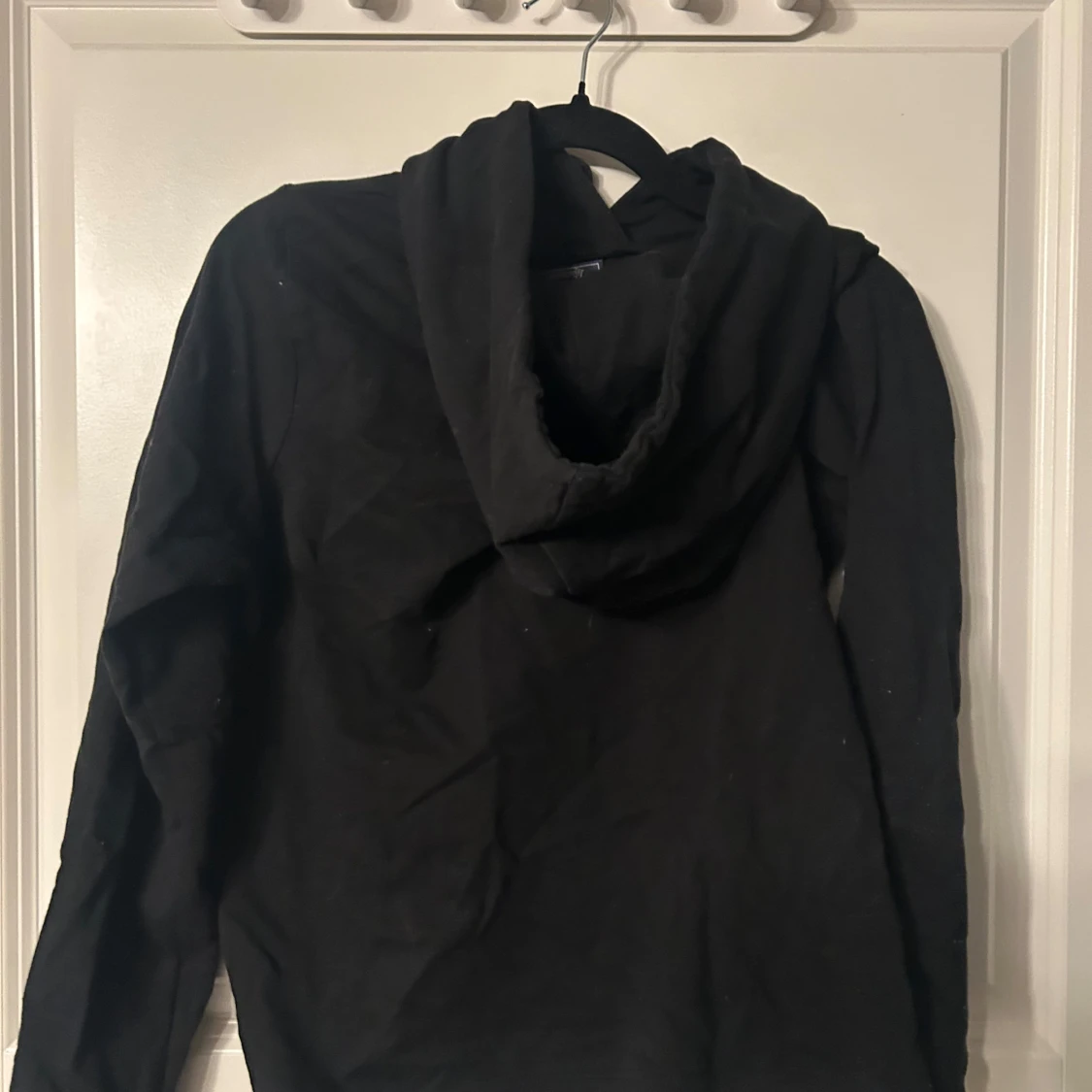 Svart hoodie med texten 'ADVENTURE' - 1