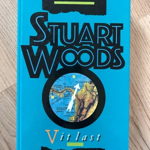 Vit last - Spännande roman av Stuart Woods. Boken handlar om Cat Catledge och hans äventyr från Colombia till USA. Perfekt för dig som gillar thrillers och äventyr.