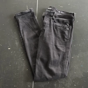 Svarta Replay jeans - Snygga svarta jeansbyxor från Replay, modell Anbass. Skicket är nästan ny så 10/10, några funderingar så är det bara fråga 