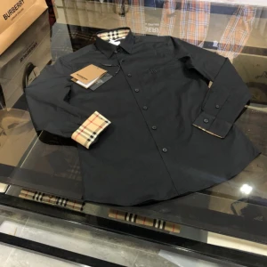 Burberry skjorta - Snygga Burberry Skjorta’s Inne. De är oanvända kommer med hög kvalité och alla storlekar inne. Det är bara skriva vilka storlekar man vill ha så löser vi;) (inga byten)