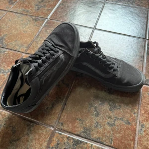 Svarta sneakers från Vans - Helsvarta sneakers Vans. Mycket bra skick. Stl 42