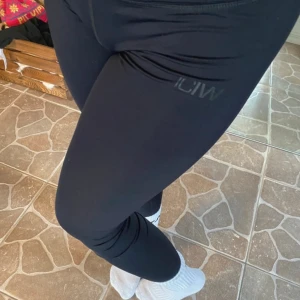 Träningstights - Snygga svarta leggings , perfekta för träning eller en avslappnad dag. De har en tight passform och är gjorda i ett stretchigt material för bästa komfort.