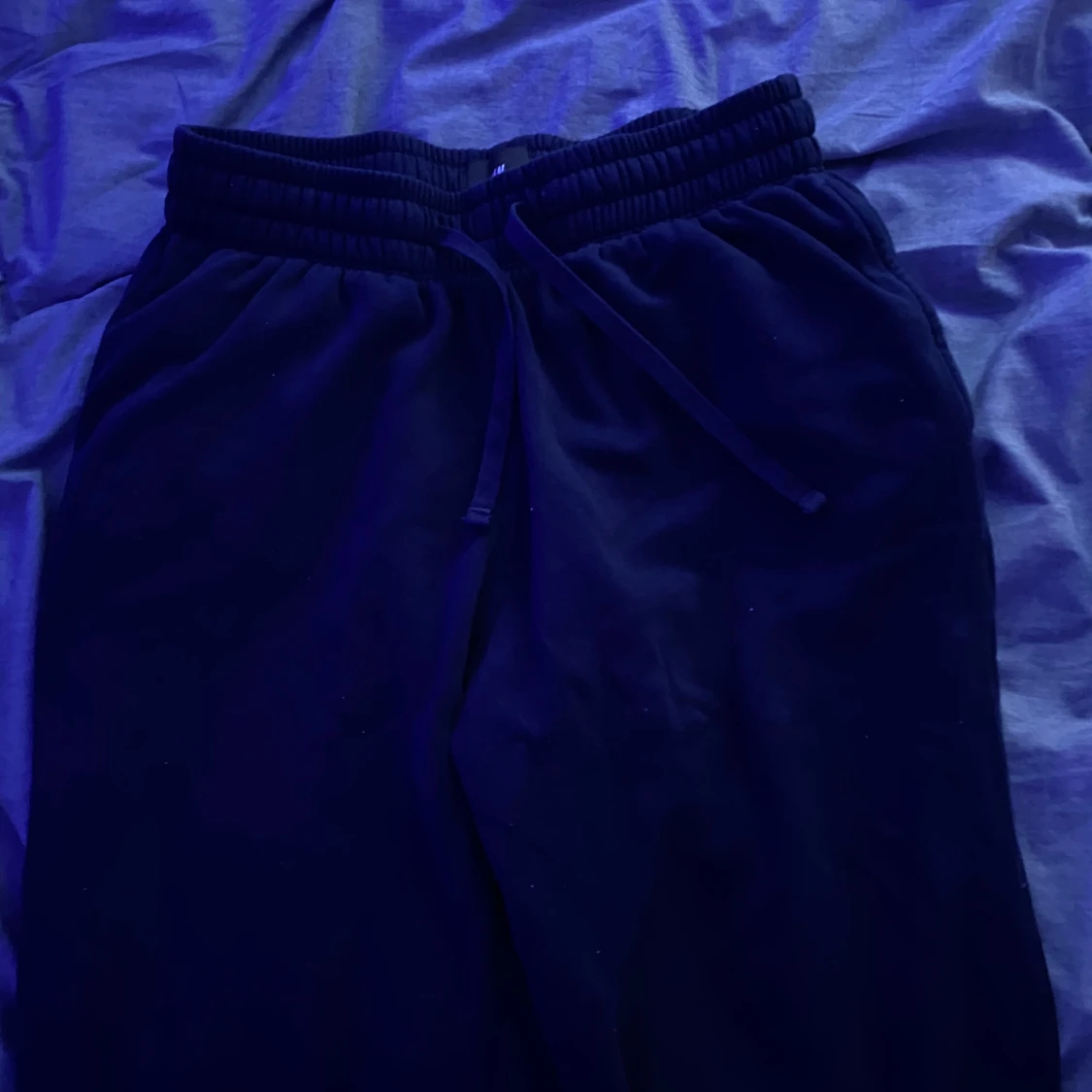 Marinblå mjukisbyxor och sweatshirt från H&M - 1