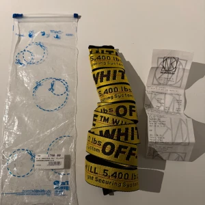Off-White - Tvär snyggt Off-white bälte i ny skick, allt ingår (kvitto och påse) Perfekt nu till våren och sommaren. Bara att skriva vid funderingar eller tankar!