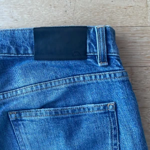 J.lindeberg jeans  - Tjenare, säljer nu dessa tvär feta j.lindeberg jeans i storlek 31/32, riktigt snygg färg och dom är i grymt skick 9/10. Släng iväg ett meddelande om du har några frågor, pris ej hugget i sten! 💫🍾👏🚨