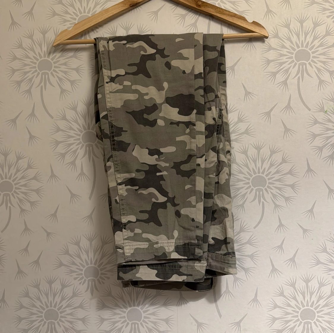 Camouflage cargobyxor från Lindex - 1