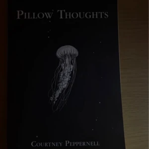 Pillow Thoughts - En samling av poesi och prosa som handlar om hjärtesorg, kärlek och råa känslor. Boken är uppdelad i sektioner för att läsas när du behöver dem som mest. Perfekt för att göra en kopp te och låta dig själv känna.