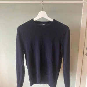 Marinblå tröja från Uniqlo - Marinblå marinuls tröja från uniqlo ser svart ut på bilden men den är marinblå. Bara att fråga vid några funderingar eller tydligare bilder 