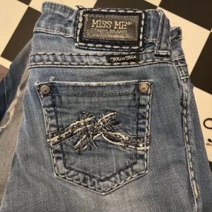 Bootcut miss me - Bootcut jeans miss me  Midja:35 Ytterben:104 Innerben:84 Benöppning:19 Rise:20  Skriv om du har några frågor😇 Pris är diskuterbart🤑🤑 Skriv innan du köper‼️