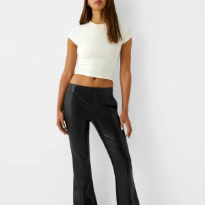 Bershka skinnbyxor  - Jättesnygga skinnbyxor som är helt oanvända, låg/midwaist. Passar S/M