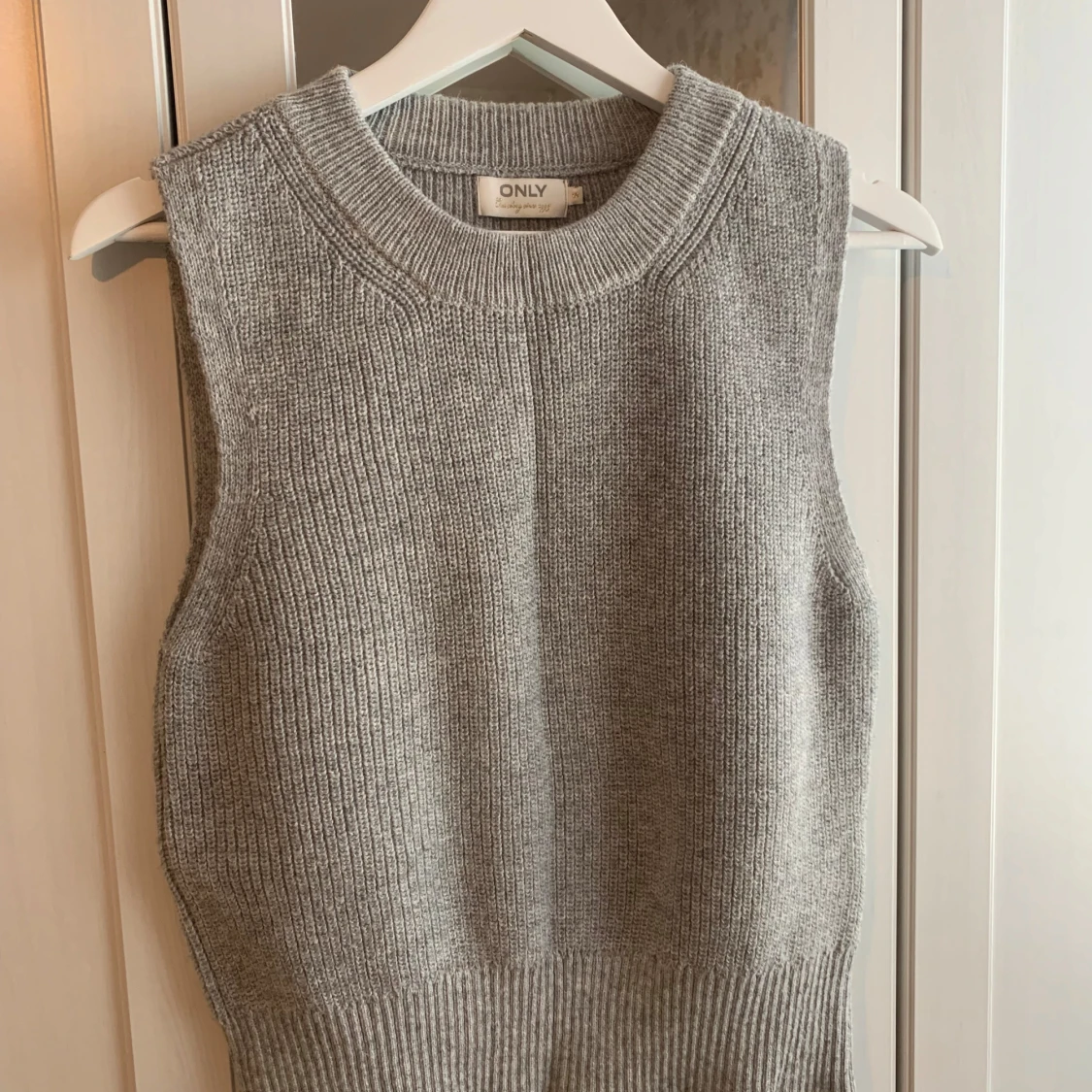 Grå stickad väst från ONLY