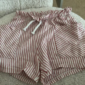 Mjukis Shorts - Sitter tight runt midjan men löst runt låren.