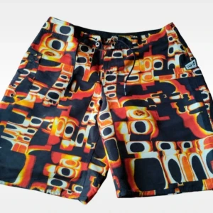 Färgglada shorts från Volcom - Säljer ett par färgglada shorts från Volcom med ett unikt abstrakt mönster i svart, orange och gul. Shortsen har snörning i midjan och är perfekta för sommarens äventyr. De är tillverkade i ett lätt och bekvämt material.