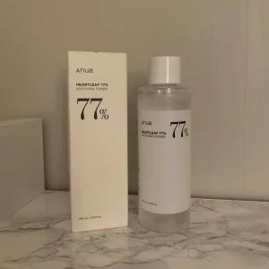Anua Heartleaf 77% Soothing Toner - Anua - Heartleaf 77% Soothing Toner är ett fuktgivande ansiktsvatten som innehåller 77% extrakt från kameleontblad. Detta extrakt har en lugnande och läkande effekt på din hud. Tonern är särskilt lämplig för dem med irriterad och känslig hud som vill mildra dessa problem samtidigt som de återfuktar huden. Säljer då jag inte använder denna🎀