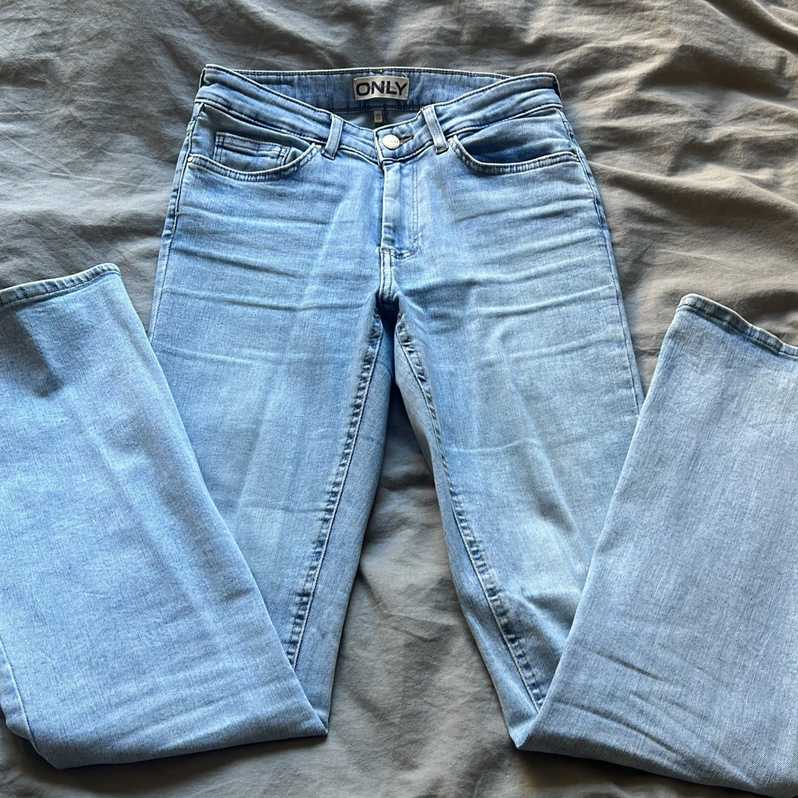 Jättefina ljusblå bootcut jeans från ONLY