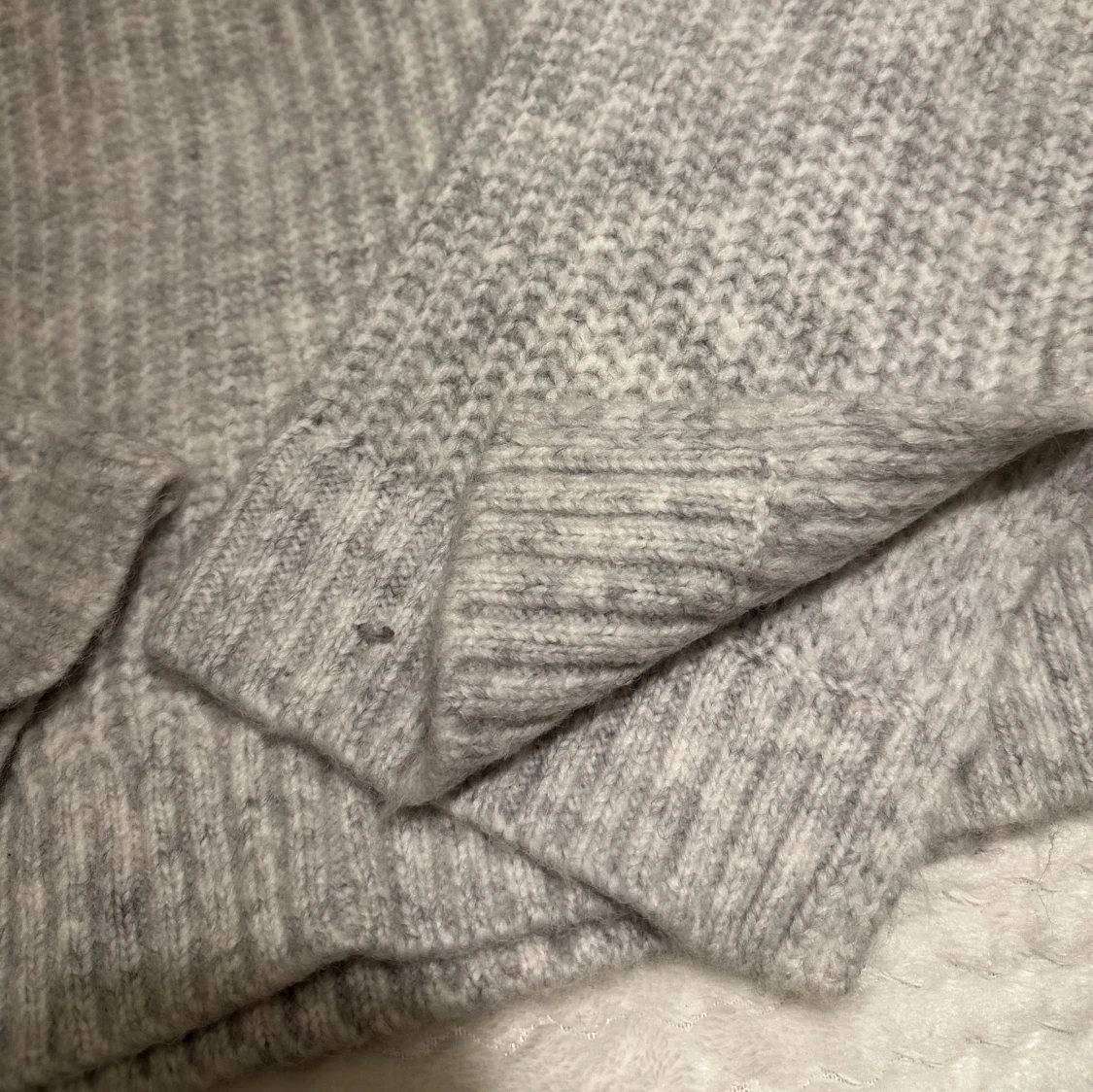 Grå stickad tröja - 1