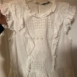 Vit Zara blus med volanger - Jättefin blus, säljer då den är för kort på mig