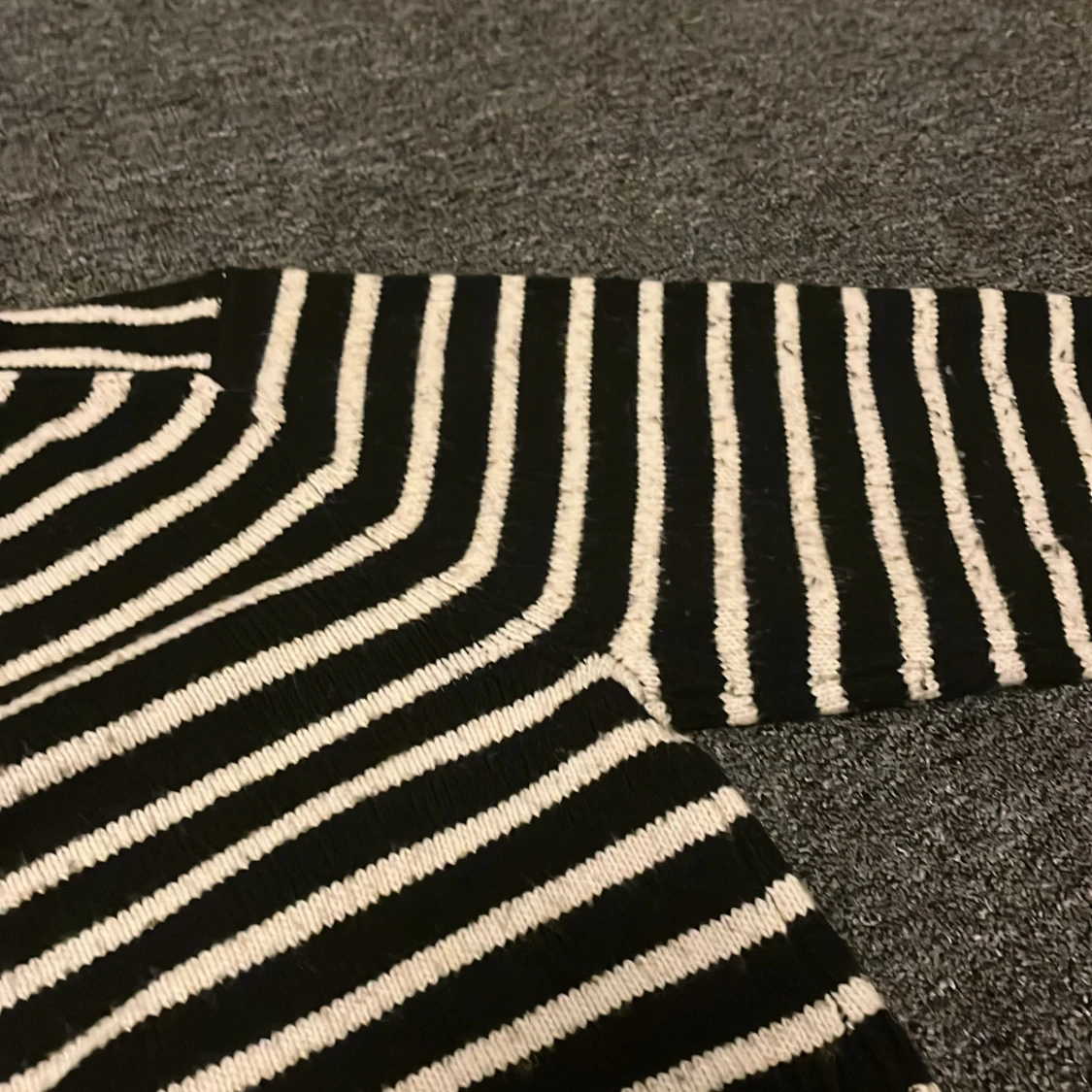 Svart och vit randig tröja - 3