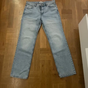 Ljusblå jeans från Gina Tricot - Snygga ljusblå jeans från Perfect Jeans i storlek 38. De har en klassisk straight fit och är tillverkade i denim med dragkedja och knapp framtill. Perfekta för en avslappnad stil.