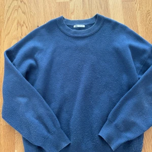 Mörkblå tröja från Zara - Tröja från Zara! Storlek L. Pris: 250kr