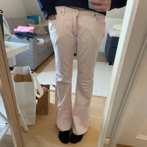 Rosa jeans - Super söta ljus rosa jeans, perfekta nu till sommaren. Midjemåttet är ca 40-41 cm och jag är 173 för referens på hur lång jeansen är. Stretchiga i midjan❤️