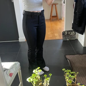 Skidbyxor - Supersnygga skidbyxor från 8848 i storlek 34. Byxorna har använts sparsamt! Skriv privat för fler bilder eller vid frågor💕
