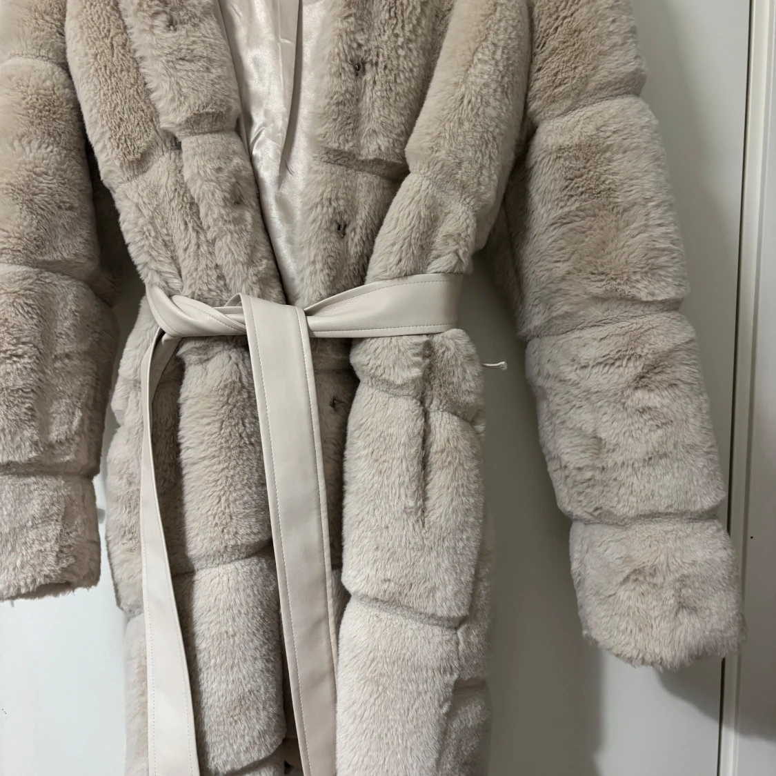 Beige pälsjacka från Amisu - 3
