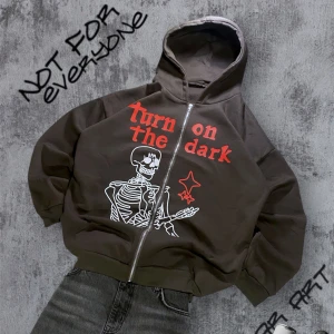 Y2K Hoodie  - Cool  hoodie med dragkedja och tryck av ett skelett och texten 'turn on the dark' i rött. Perfekt för en streetwear look. Helt ny och väldigt mjuk, skulle säga storlek L, brungrå färg 