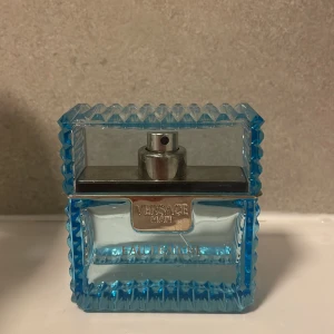 Versace Man Eau Fraîche 50 ml - Säljer en fräsch och stilren parfym från Versace. Flaskan är fyrkantig och blå med en silverfärgad spraypump och är 50 ml, lite mindre en halva kvar. Nypris ligger runt 600kr. Otroligt perfekt parfym för den som vill ha en elegant doft. Endast 79kr just nu!!!✅