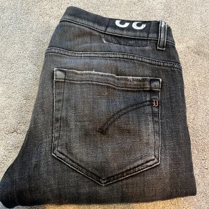 Svarta jeans från Dondup - Skick: 9/10, design slitning på benet - Storlek: 32 - Längd:99cm Midja:44cm ben:17cm - Nypris: 2500kr+