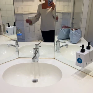 Beige långärmad topp - Säljer en stilren beige topp med långa ärmar och fyrkantig halsringning. Perfekt för en elegant och minimalistisk look. Toppen är i ett mjukt material som ger en skön passform. Den har några små fläckar (se bild 3) men som ej syns så mycket!🌟❣️