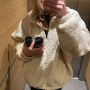 Världens finaste teddyjacka - Säljer nu min superfina teddyjacka, från HM i storlek XL, men den är väldigt liten i storleken. Den sitter verkligen perfekt på mig som vanligtvis bär S på jackor. Jackan har inga defekter. Båda bilderna är mina, och det går att fixa mer💕