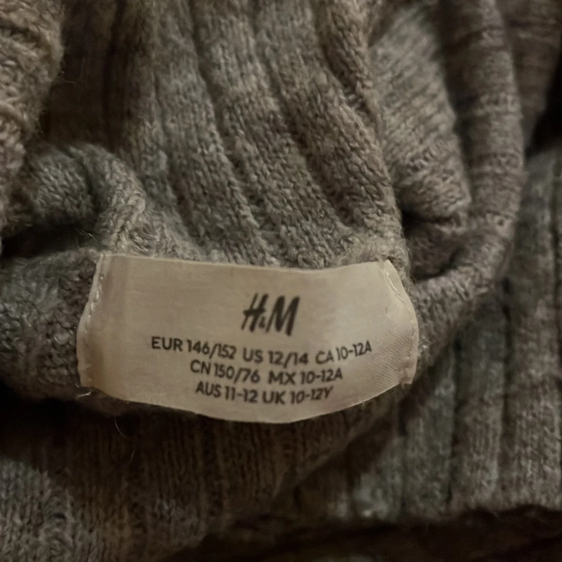 Grå ribbad polotröja från H&M - 1