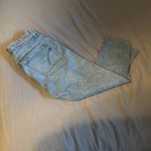 Dondup jeans - Snygga blå dondup jeans med klassisk femficksdesign. Slitningarna är designen. De har en ljus tvätt och en bekväm passform. Perfekta för en avslappnad stil. Priset kan diskuteras‼️‼️‼️.