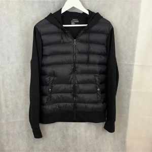 Svart jacka från Polo Ralph Lauren - Snygg svart jacka från Polo Ralph Lauren med huva och dragkedja som trendar mycket på sociala medier och är svår att få tag i