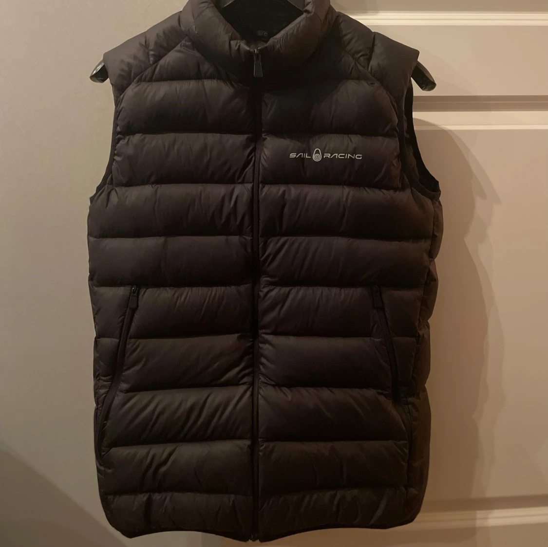 Svart dunväst från Sail Racing