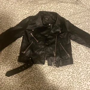 Svart skinnjacka från Only - Svart skinn jacka i storlek 36 fint skick❤️