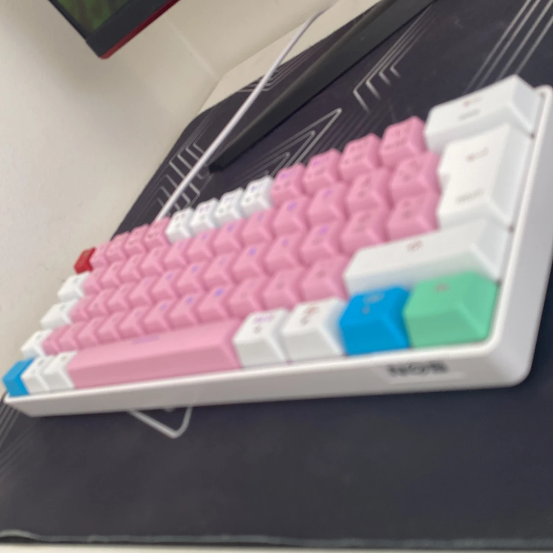Flerfärgat mekaniskt tangentbord från NGS - 1