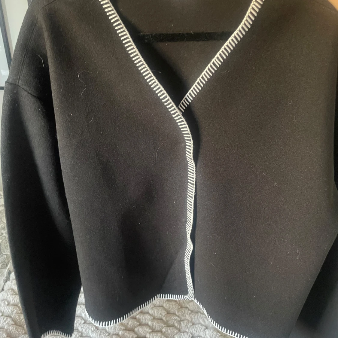 Svart kofta med vit kant - 2
