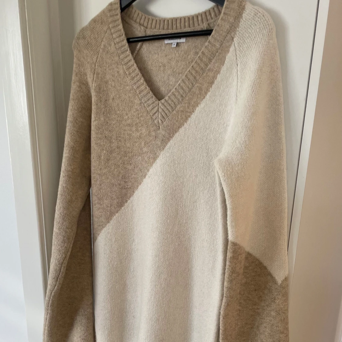 Beige stickad klänning från Bubbleroom - 1