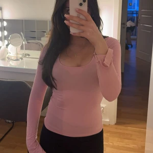 Rosa långärmad topp - Säljer en söt rosa långärmad topp från gina. Toppen har en rund halsringning och är gjord i ett mjukt material som sitter skönt mot kroppen. Perfekt för en avslappnad stil. Aldrig använd
